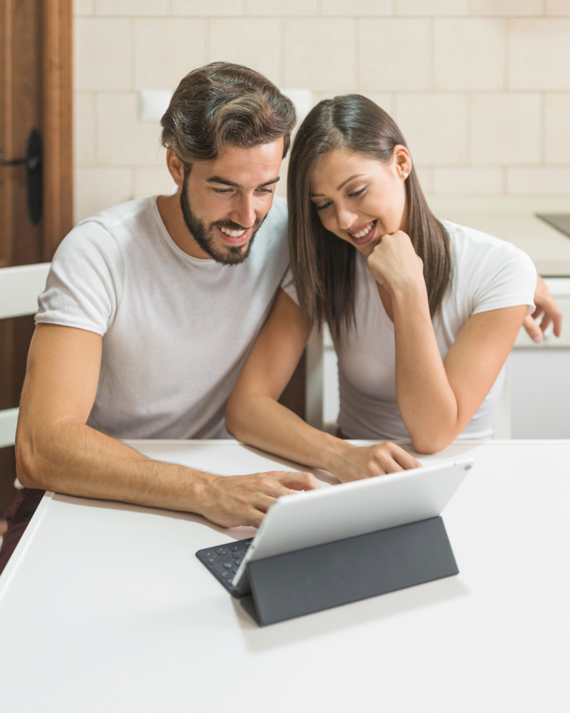 Pareja en computador